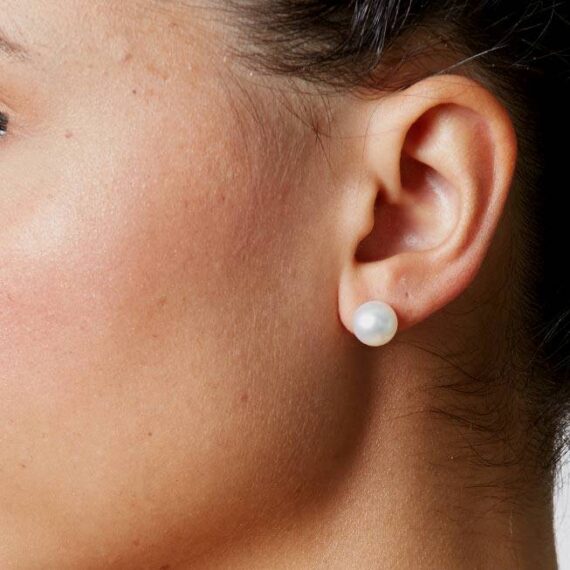 mm pearl earrings on model mm pearl earrings on model