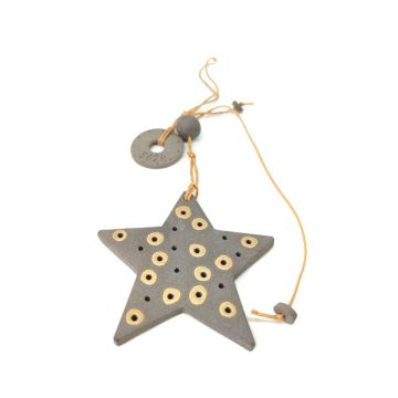 TREIS GRAMMES Ceramic hanging lucky charm star 2024, grey/yellow, 8 x 8 cm