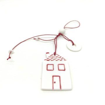 TREIS GRAMMES Ceramic hanging lucky charm house 2024, white/red, 7 x 4,5 cm