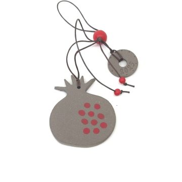 TREIS GRAMMES Ceramic hanging lucky charm pomegranate 2025, grey/red, 7 x 6 cm