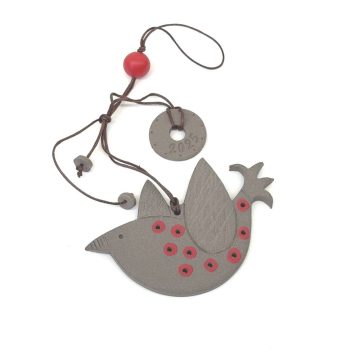 TREIS GRAMMES Ceramic hanging lucky charm bird 2025, grey/red, 10 x 6,5 cm