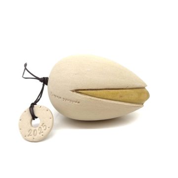 TREIS GRAMMES Christmas ceramic pistachio 2025, beige/ocher, 9 x 6 cm