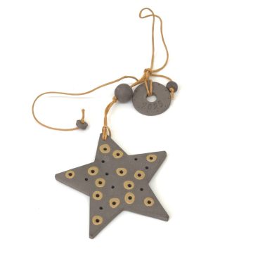 TREIS GRAMMES Ceramic hanging lucky charm star 2025, grey/yellow, 8 x 8 cm