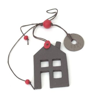 TREIS GRAMMES Ceramic hanging lucky charm house 2025, grey/red, 7,5 x 5 cm