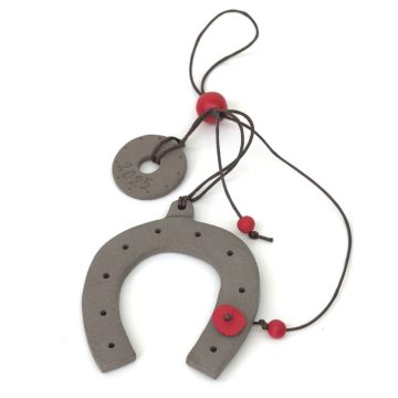 TREIS GRAMMES Ceramic hanging lucky charm horseshoe, grey/red, 7,5 x 6,5 cm