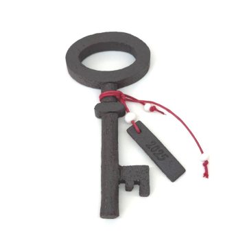 TREIS GRAMMES Ceramic lucky charm key 2025, grey, 15,5 x 5 cm