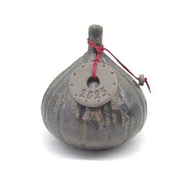 TREIS GRAMMES Christmas ceramic fig 2025, grey and brown, 9 x 7,5 cm