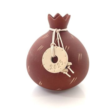 TREIS GRAMMES Christmas pomegranate large 2025, ceramic, terracotta, 8,5 x 9 cm