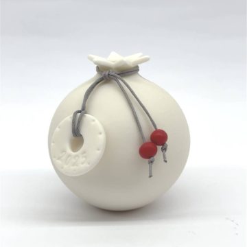 TREIS GRAMMES Christmas ceramic pomegranate small 2025, white, 7,5 x 8 cm