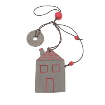 TREIS GRAMMES Ceramic hanging lucky charm house 2025, grey/red, 7 x 4,5 cm