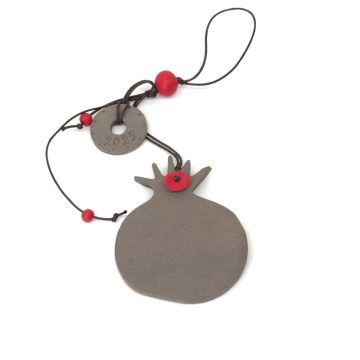 TREIS GRAMMES Ceramic hanging lucky charm pomegranate 2025, grey/red, 7 x 6 cm