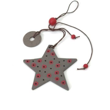 TREIS GRAMMES Ceramic hanging lucky charm star 2025, grey/red, 8 x 8 cm