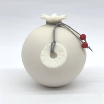 TREIS GRAMMES Christmas ceramic pomegranate large 2025, white, 8,5 x 9 cm