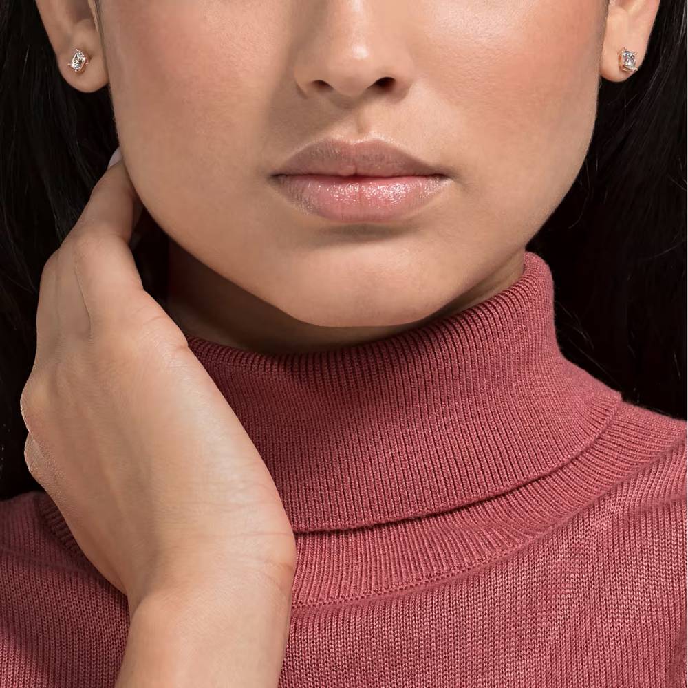 σκουλαρίκια-με-καραφάκι-stilla-attract--τετράγωνη-κοπή--mικρά--λευκά--επιμετάλλωση-σε-ροζ-χρυσαφί-τόνο-swarovski-5509935 (1)