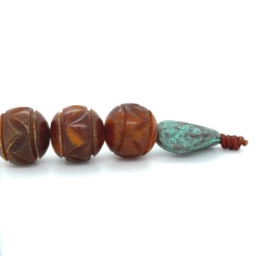 Begleri with carved horn, brown, 6 beads